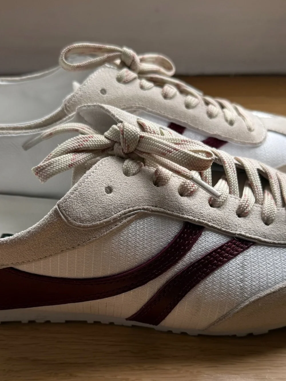 BIBI LOU Mizar Sneakers in Burgundy/Light Cream